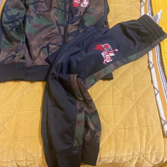 Nike Jordan Camo Sweatsuit - Picture 3 of 3